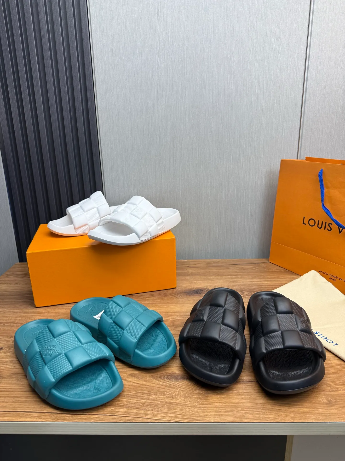 Men's shoes 💰260💰 ▪️LV's popular Little Red Book popular slippers hot sale: 1 shipment✅ Super textured and comfortable slippers, original TPU outsole. Authentic counter box drawer box packaging 🎁Size 38-45